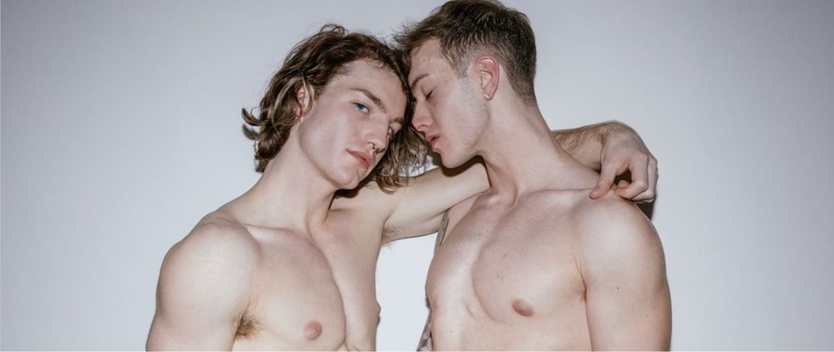 De beaux couples nous invitent dans leur intimité… "Boy Friends Do It Best"