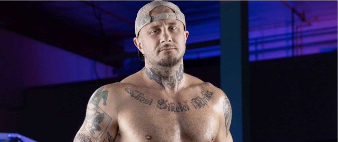 Très éprouvé, au bord des larmes, le viril Sud-Africain Crush Daddy doit se justifier face à l’ignorance !