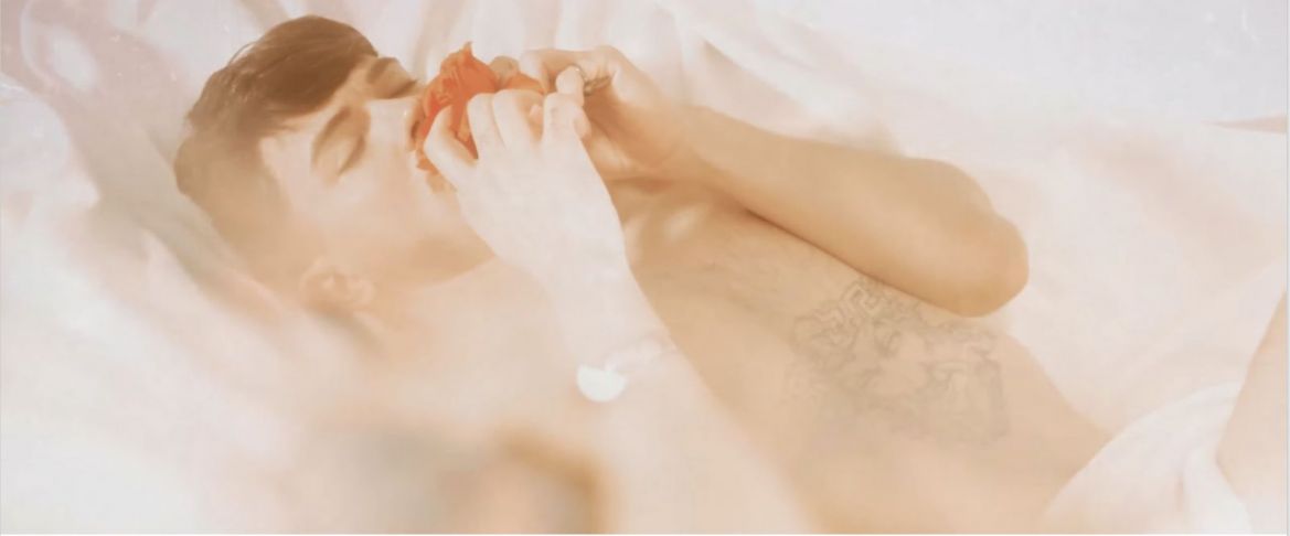 « Loves Me Not »: clip onirique pour le single tubesque de la pop porn star Dakota Payne