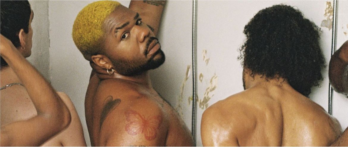 « MUSCLE MARYS » : Le clip du nouveau single tubesque de MNEK fusionne homoérotisme et body positivisme !