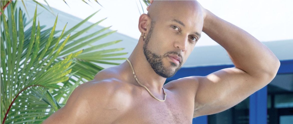 Beau mâle TTBM, créateur de contenus, star studio, professeur de yoga, chanteur aux trois albums, boyfriend d'un bel acteur X…  Rocky Unleashed impressionne en tout !