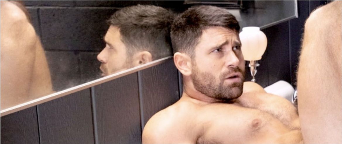 "À genoux devant un glory hole"…