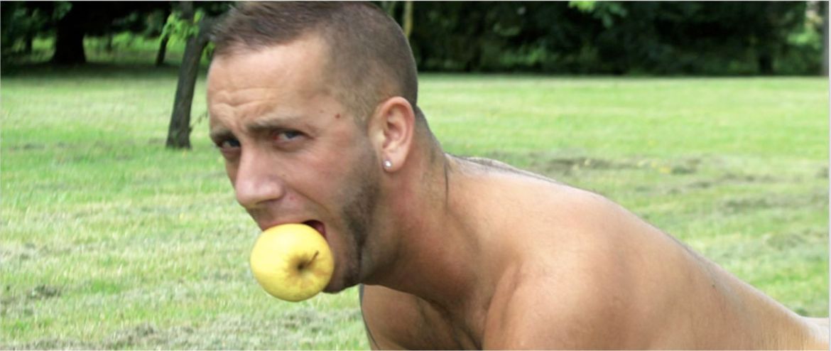 Que serait la cueillette des pommes sans quelques plaisirs comme celui d'être "arrosé par deux mecs" ?