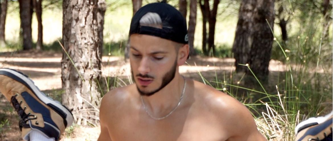 La vidéo du jour sur PinkX : "Un gars en manque dans la forêt"