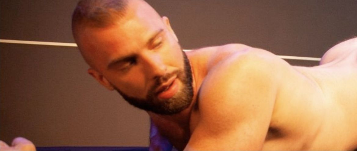 "À quatre pattes dans un sauna gay"