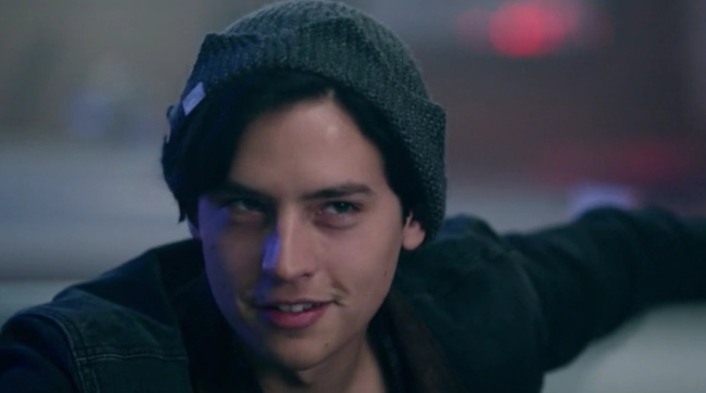 Cole Sprouse partage un fait surprenant sur son pénis !