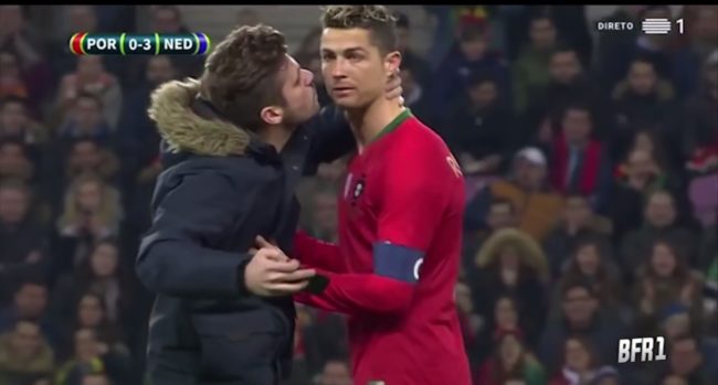 Un fan de football masculin envahit le terrain et tente d'embrasser Cristiano Ronaldo