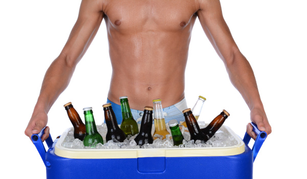 Des étudiants australiens font  boire de la bière sur leurs pénis