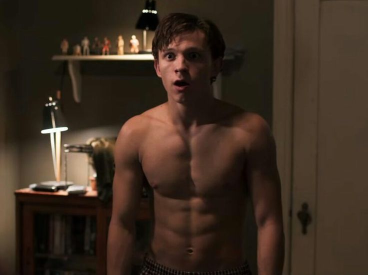 Un journaliste demande de lécher les chaussures de Tom Holland !