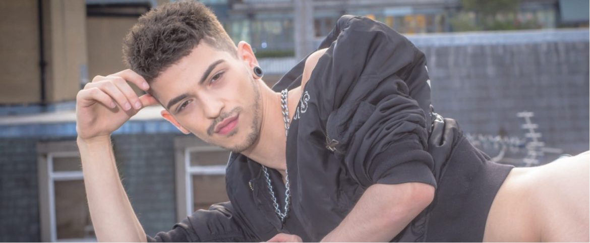 Alex Roman kiffe les q***** les plus monstrueusement grosses !