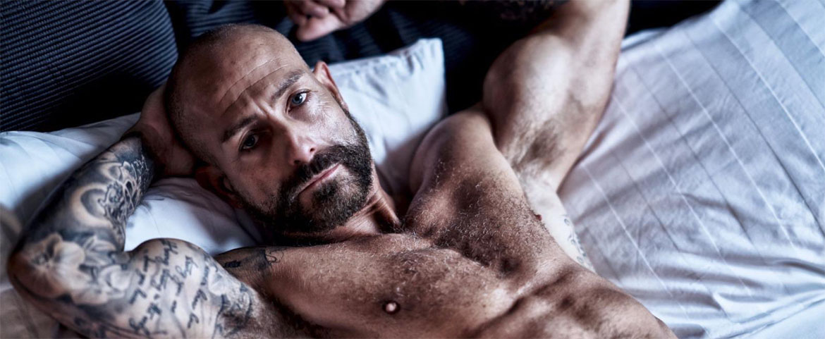 Acteur porno à 47 ans, et alors ? Le Britannique Steven Barrett ne doute pas qu'il a toute sa place dans le marché du sexe !